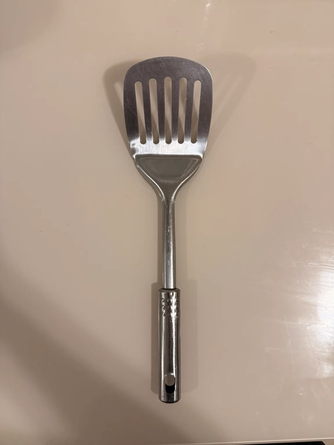 Foto original de cocina tomada con celular antes de usar ProductShots AI